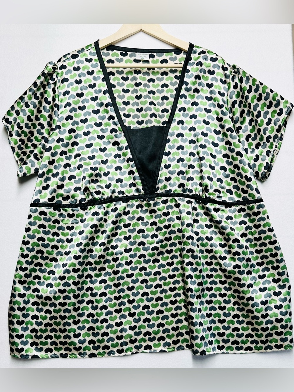 Motherhood Maternity 3XL Heart‑Print Satin Top • V‑Neck • Tie‑Back